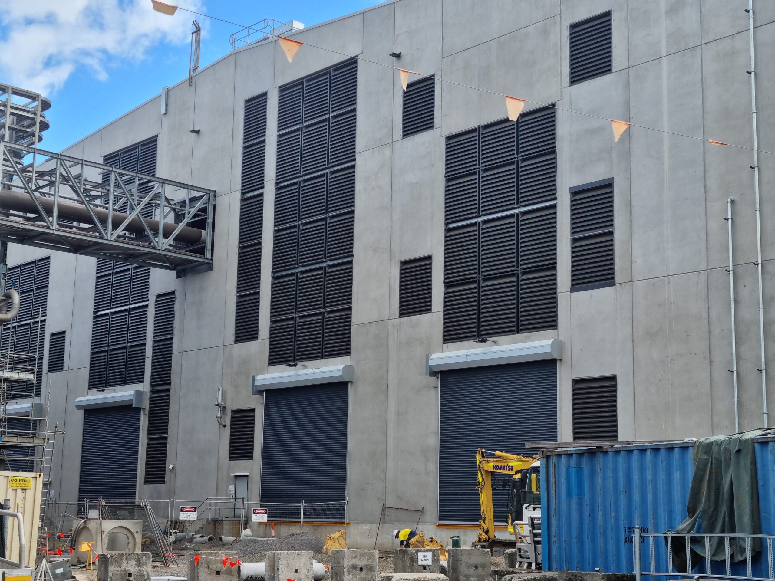 Dark colour acoustic louvres for manufacturing noise